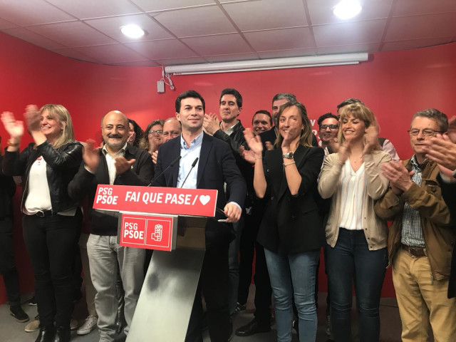 El secretario xeral del PSdeG, Gonzalo Caballero, arropado por dirigentes de su formación en Santiago