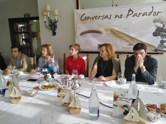 La directora de Turismo de Galicia, Nava Castro, en el centro de la imagen