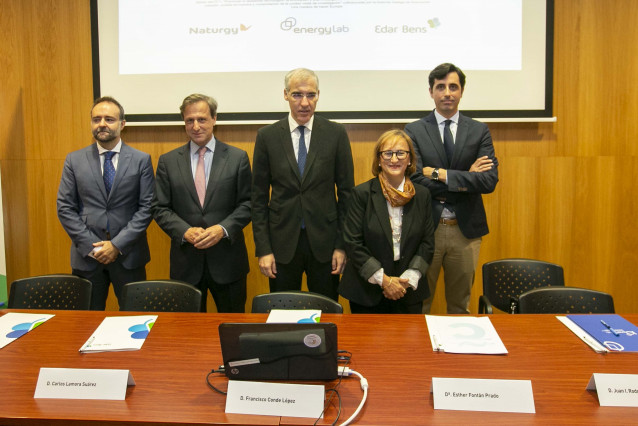 El conselleiro de Economía, Francisco Conde, y la concejala de Medio Ambiente, Esther Fontán, asisten a la presentación de los resultados de la Unidad Mixta de la Edar de Bens