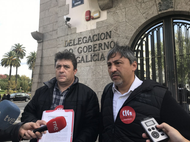 El secretario nacional de  CIG-Correos, John Vivanco, y el secretario de Organización sectorial, Ángel Álvarez, en la entrega de firmas para reclamar compensaciones para los carteros rurales