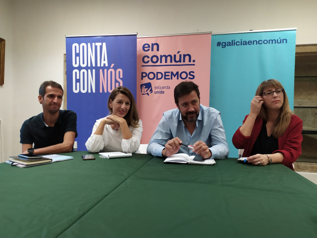 Los cabeza de lista de En Común Unidas Podemos en un desayuno informativo en Santiago. De izquierda a derecha, David Bruzos (Ourense), Yolanda Díaz (Pontevedra), Antón Gómez-Reino (A Coruña) y Vanesa Somoza (Lugo).