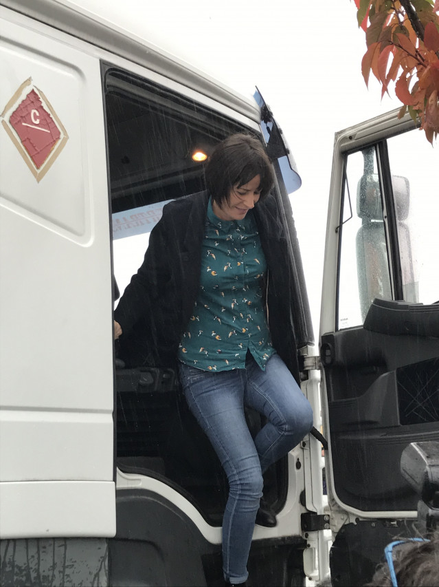 La portavoz nacional de BNG, Ana Pontón, baja del camión tras el acto reivindicativo del BNG para reclamar una rebaja de los peajes de la AP-9