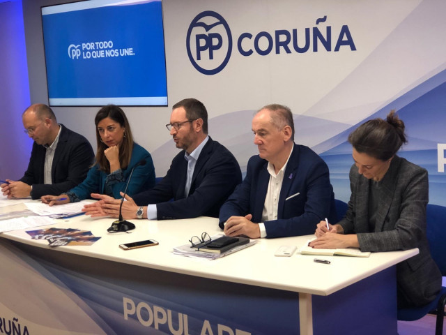 El portavoz del PP en el Senado, Javier Maroto, junto a candidatos al Congreso y el Senado por A Coruña y el secretario general del PPdeG, Miguel Tellado