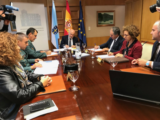 El delegado del Gobierno en Galicia, Javier Losada, al fondo en una reunión.