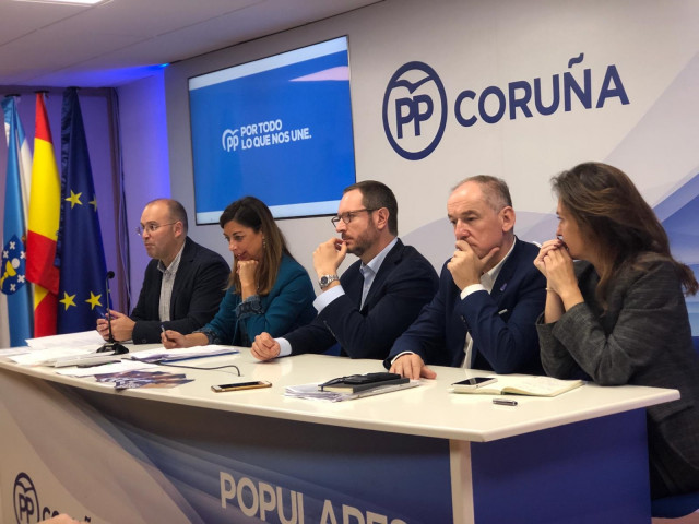El secretario general del PPdeG, Miguel Tellado, en rueda de prensa junto al portavoz del PP en el Senado, Javier Maroto, y candidatos en las elecciones generales