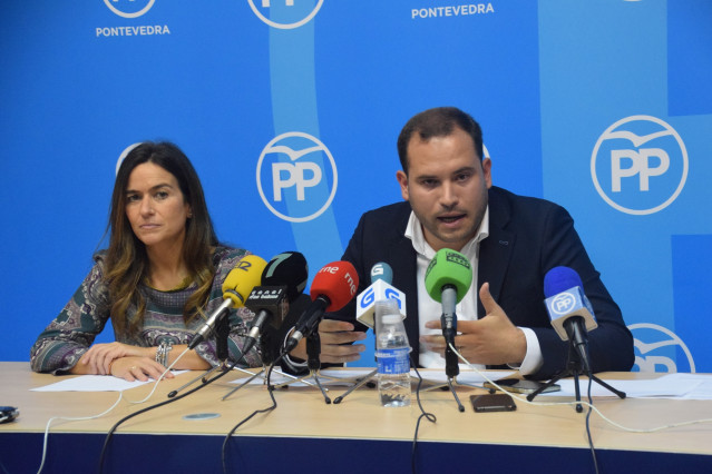 Los portavoces del Partido Popular en la Diputación de Pontevedra, Jorge Cubela y Pepa Pardo, en rueda de prensa.