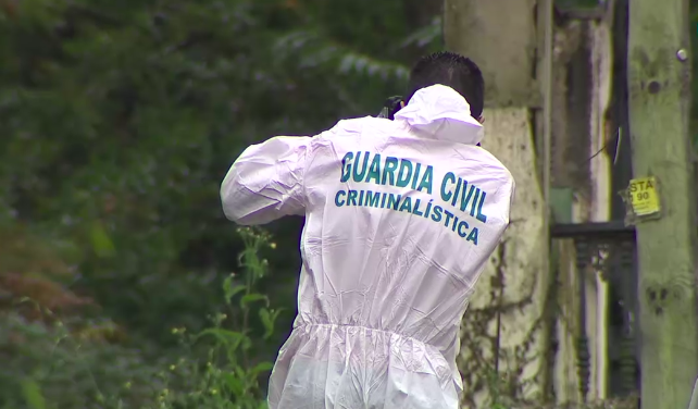 Agente de criminalu00edstica de la Guardia Civil investiga la escena del supuesto crimen en Mos en una imagen de la CRTVG