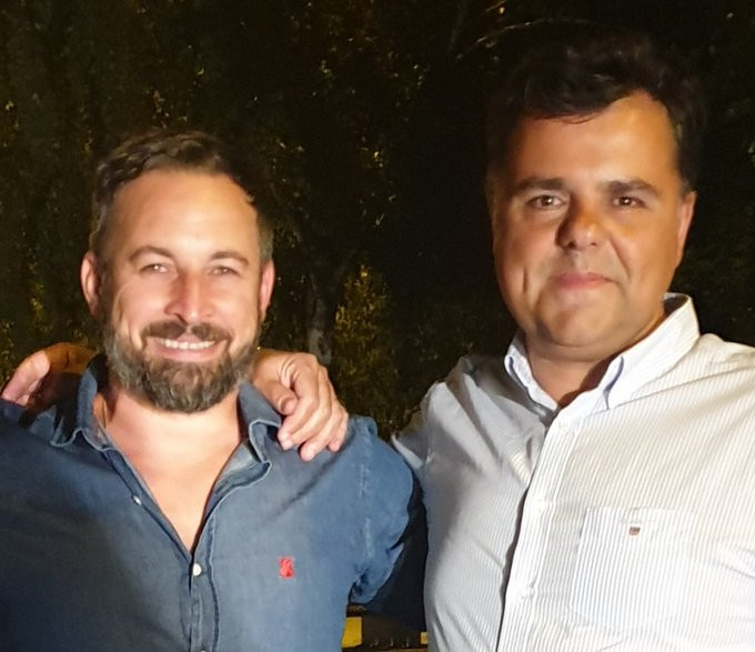 Abascal con el cabeza de cartel por A Coruu00f1a Miguel u00c1ngel Fernu00e1ndez