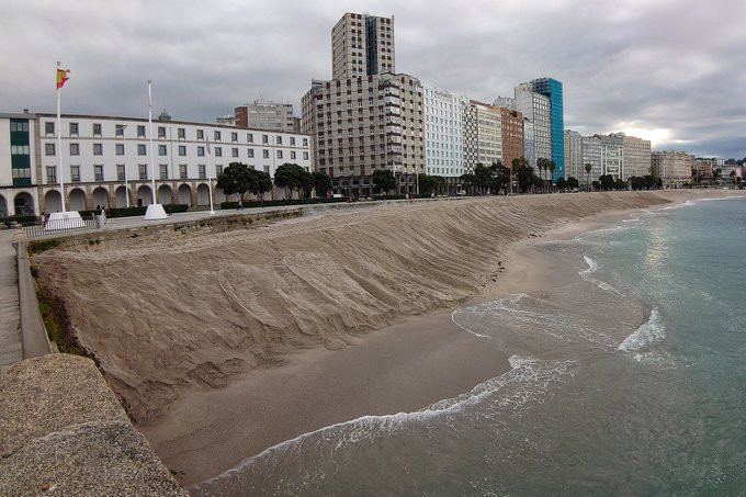 Duna artificial en la playa de Riazor ante la previsiu00f3n de temporal en una imagen de EloyTP twitter