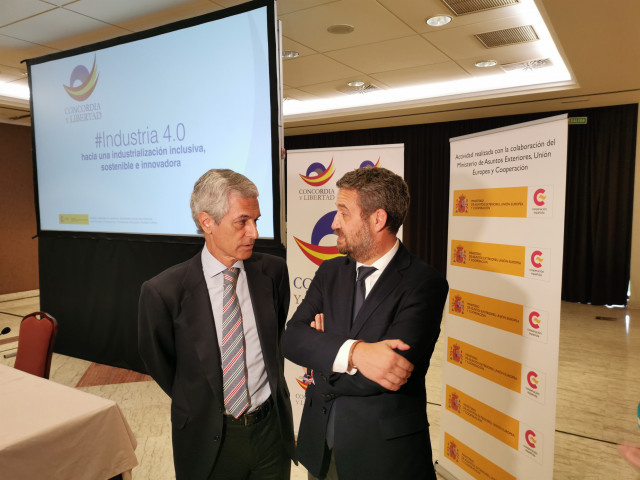 El presidente de la Fundación Concordia y Libertad, Adolfo Suárez Illana, y el vicesecretario de Participación del PP, Jaime de Olano, en una jornada sobre industria en Santiago.