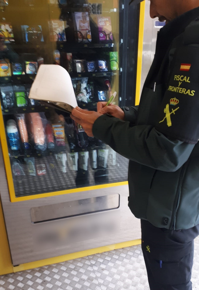 La Guardia Civil localiza una docena de máquinas de 'vending' con productos eróticos mezclados con otros alimentarios.