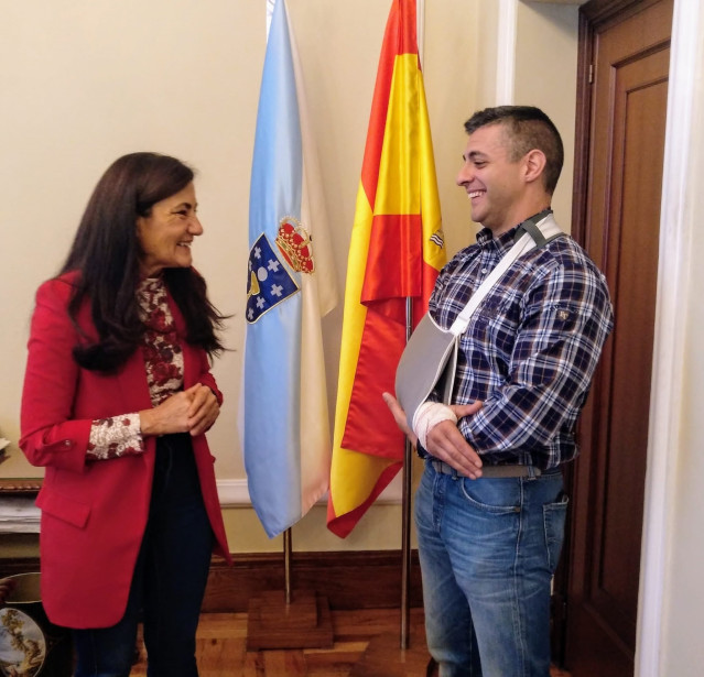 La subdelegada del Gobierno, Isabel Rodríguez, con el policía herido.