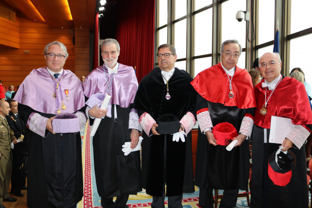 El rector de la UDC, Julio Abalde, preside el acto de investidura de nuevos doctores honoris causa