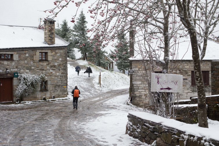 Llega la nieve a Galicia con los primeros copos en O Cebreiro