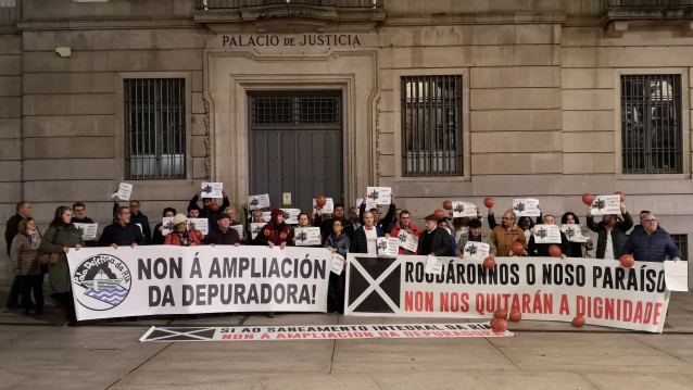 Protesta ante la Audiencia Provincial de Pontevedra para protestar contra la ampliación de la depuradora de Placeres