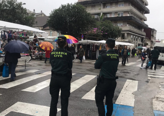 Pareja de la Guardia Civil en un mercadillo