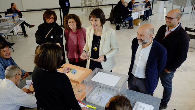 Ana Pontu00f3n y candidatos del Bloque votando el las elecciones generales del 10 de noviembre