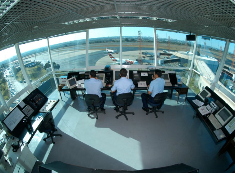 Os controladores aéreos renuncian aos paros en agosto