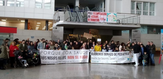 Familias se concentraron frente al Hospital Arquitecto Marcide por la falta de pediatras en Ferrol