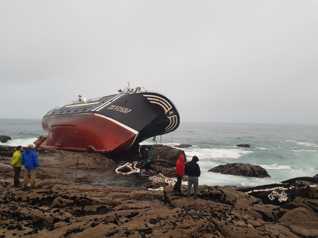 El pesquero 'Divina del mar' embarrancado en las proximidades del Castro de Baroña.