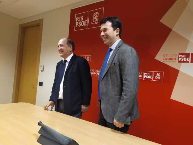 Los socialistas Xoaquín Fernández Leiceaga y Gonzalo Caballero en la rueda de prensa en el Parlamento