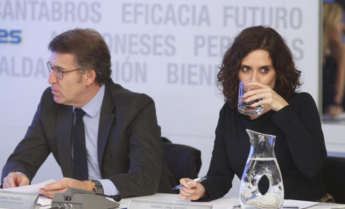 El presidente de la Xunta de Galicia, Alberto Núñez Feijóo y la presidenta de la Comunidad de Madrid, Isabel Díaz Ayuso, momentos antes de empezar la reunión del Comité Ejecutivo Nacional del Pa