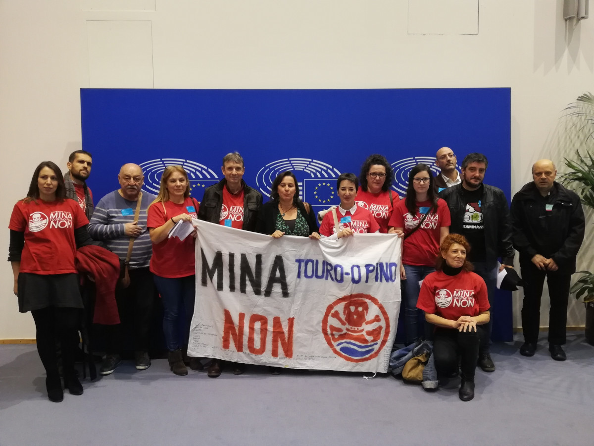 Plataforma contra la mina de Touro en la Eurocámara con la eurodiputada Ana Miranda