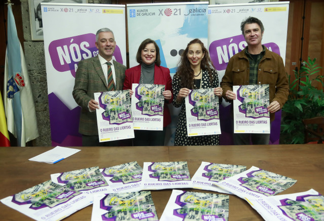 Valentín García, secretario xeral de Política Linguistica y Susana López Abella, secretaria xeral de Igualdade, junto a María Torres y Gonzalo Guerreiro, creadores de la compañía 'Elefante Elegante', en la presentación de  'O rueiro das liortas'.