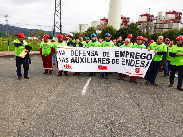 Concentración de trabajadores de auxiliares de Endesa As Pontes