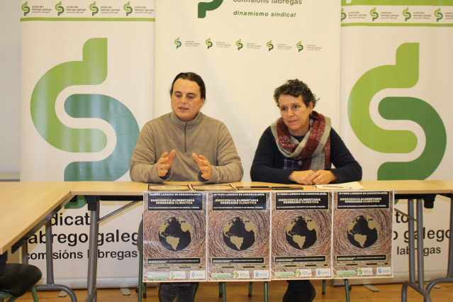 Henrique Outes, Vicerresponsable del Sector de Huerta del Sindicato, y Pura Seoane, agricultora ecológica, en la presentacion del 'IV Foro Labrego de Agroecoloxía'.