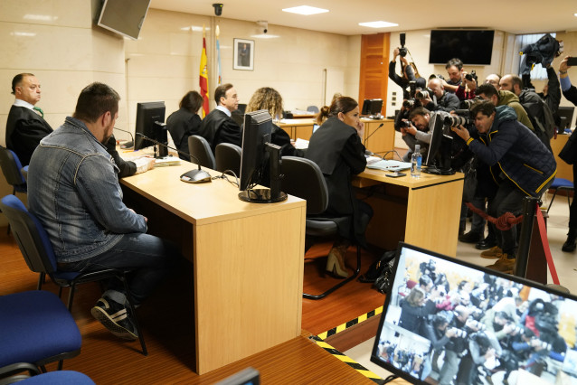 Miembros de la prensa toman fotos del acusado por el presunto asesinato de Diana Quer, José Enrique Abuín Gey, alias el Chicle.