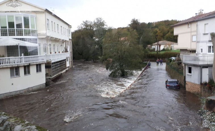 Ríos desbordados, cortes de luz, vuelos desviados y carreteras cortadas por mor del temporal que tiene a Galicia en alerta roja