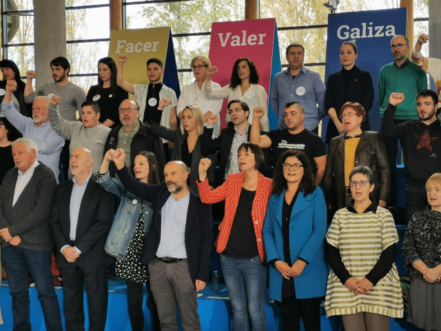 La portavoz del BNG, Ana Pontón, canta el himno gallego junto a los candidatos al Congreso para el 10N en un multitudinario acto de precampaña en Santiago de Compostela.