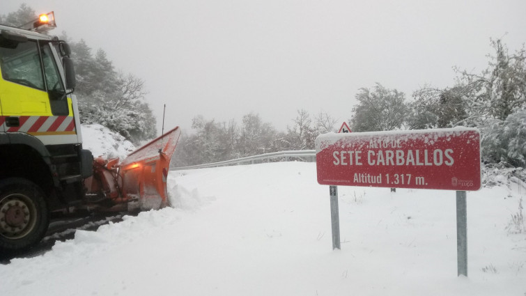 21 escuelas sin clase por la nieve y el frío, que llegó a ser de -5,1 en A Veiga debido a un temporal que deja 700 incidencias