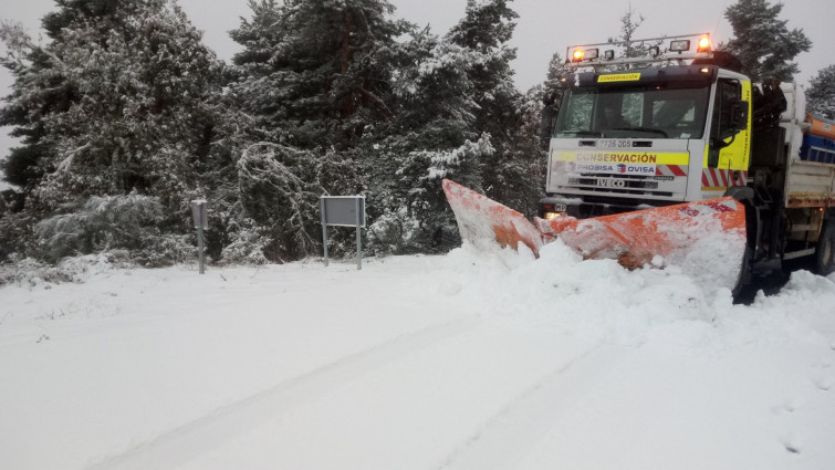 Guardia Civil, GES y 061 limpian la carretera de nieve durante horas para trasladar a un paciente en Cervantes