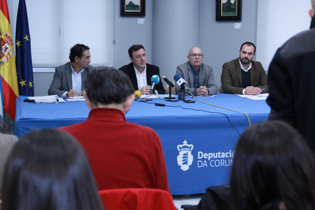 El presidente de la Diputación de A Coruña, Valentín González Formoso, y el vicepresidente, Xosé Regueira, en la presentación del presupuesto para 2020