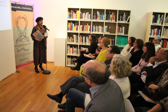 Imagen de Carmela Silva durante la presentación del catálogo en Vigo.
