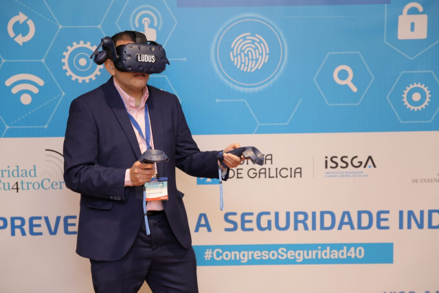 Ricardo Pascual, de la empresa Ludus, hace una demostración del uso de la realidad virtual en la formación en la industria, en el III Congreso sobre Prevención y Seguridad Industrial celebrado en Vigo