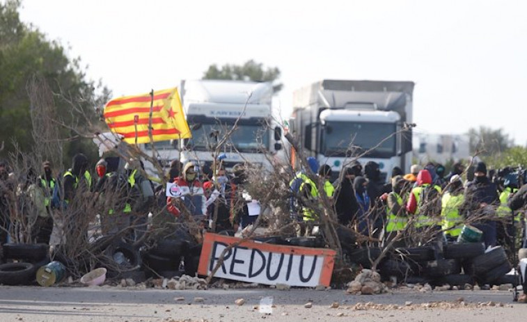 ​Las protestas en carreteras catalanas le salen caras a los transportistas y a los gobiernos de España y Cataluña