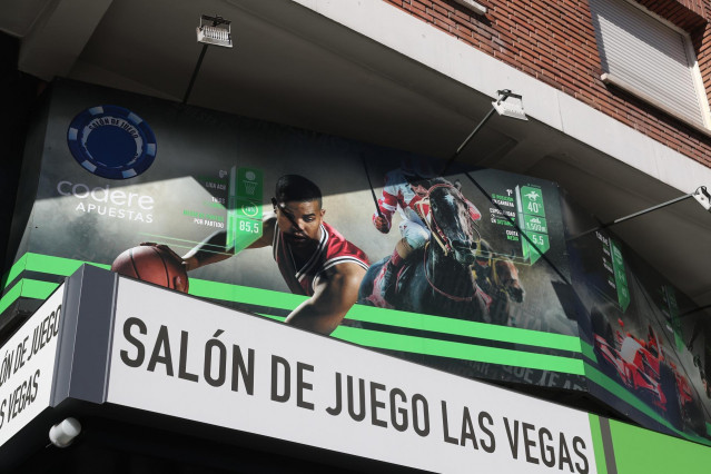 Salónd e juego `Las Vegas´ con carteles publicitarios de sus apuestas, en Madrid, a 3 de octubre de 2019.