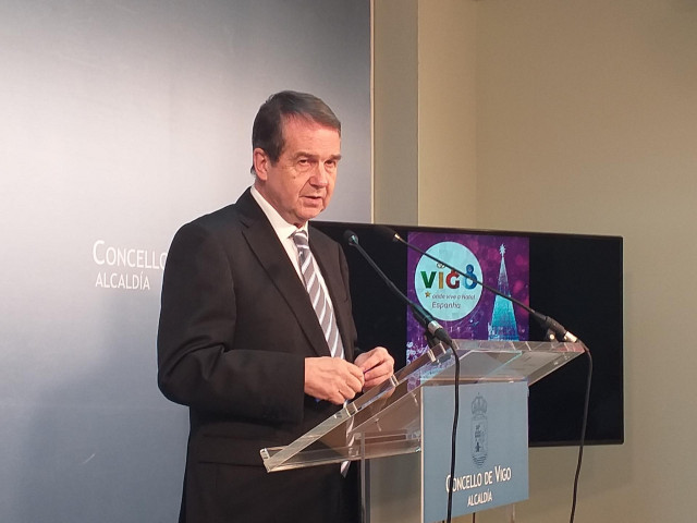 El alcalde de Vigo, Abel Caballero, ante la imagen de un 'mupi' promocional de la Navidad viguesa