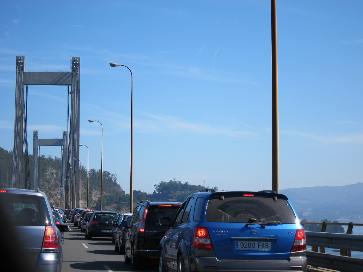 Esta foto se corresponde con el atasco en el Puente de Rande, cerca de Vigo, y fundamentalmente motivado por la salida hacia Cangas. La imagen fue tomada un domingo de julio de 2012.