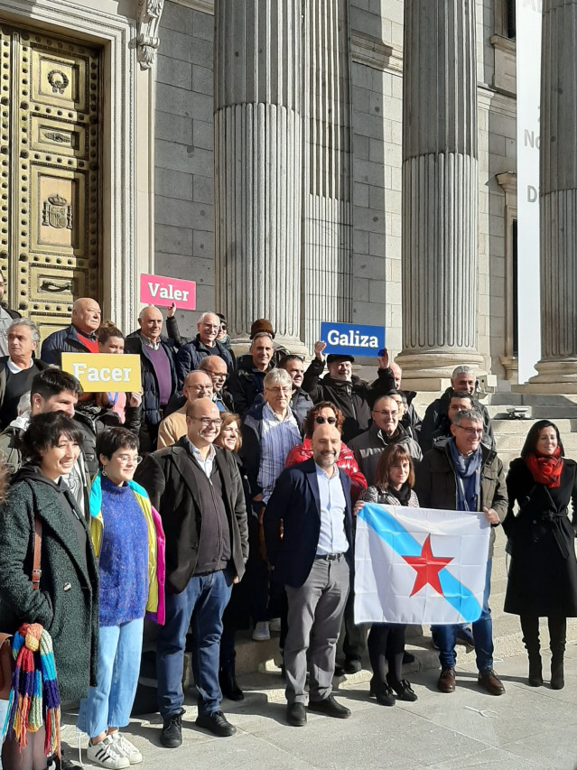 El diputado del BNG Néstor Rego y colectivos sociales gallegos ante el Congreso