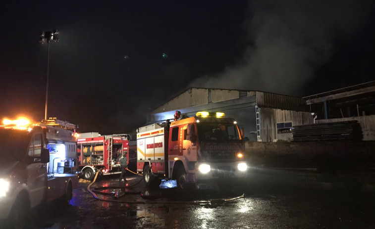 Extinguido el incendio provocado por un tractor que arrasó un aserradero en Outes