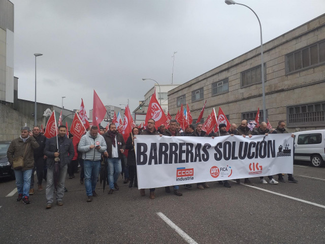 Trabajadores del astillero Barreras de Vigo se manifiestan en Beiramar.