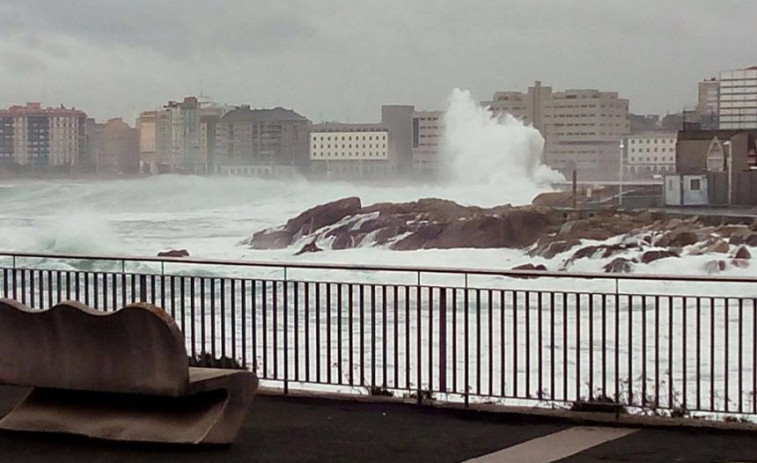 (VÍDEO) El temporal de alerta naranja obliga a parte de la flota gallega a permanecer amarrada a la costa