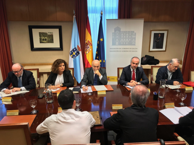 El delegado del Gobierno, Javier Losada, se reúne con representantes del sector de la acuicultura y del marisqueo