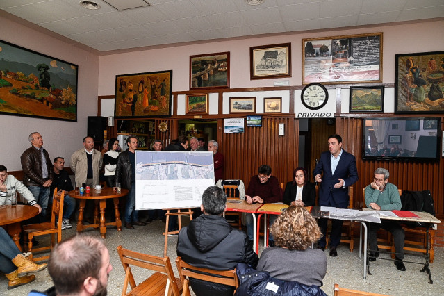 El presidente de la Diputación de  A Coruña, Valentín González Formoso, se reúne con vecinos de Camariñas