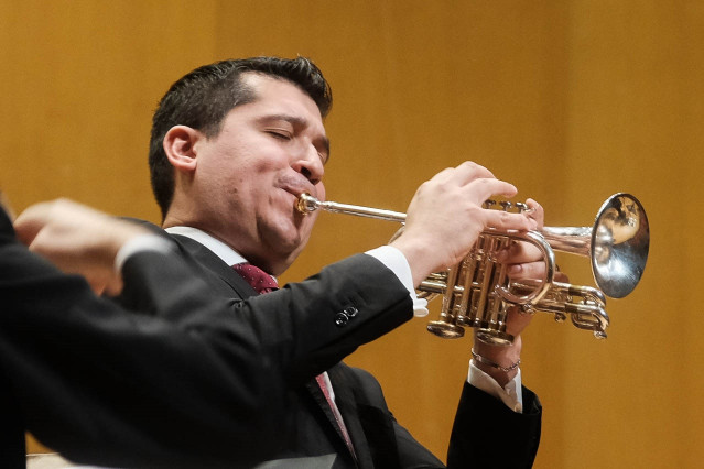 El trompetista venezolano Pacho Flores toca esta semana con la Real Filharmonía de Galicia.
