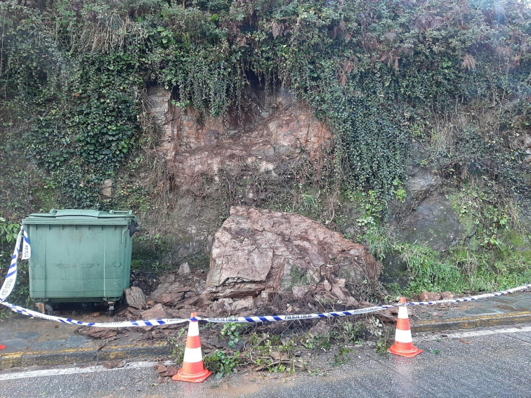 Un desprendimiento a punto de causar una desgracia en los alrededores de la Alameda
